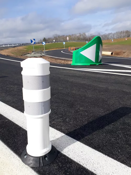 Approach nose marking for road marking and route signing