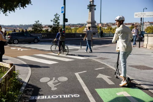 Intersection avec feux tricolores, piste cyclable, passage piéton