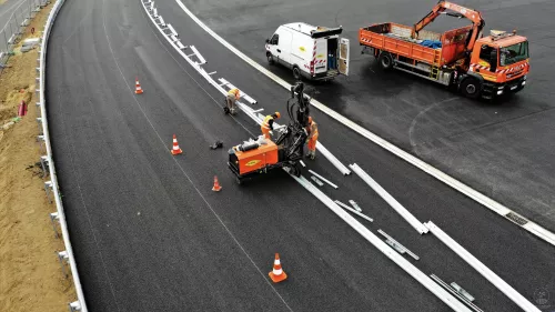 Circuit anneau de vitesse, installation de glissières métalliques