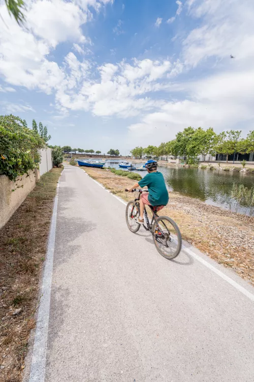 Enfant à vélo sur une voie verte