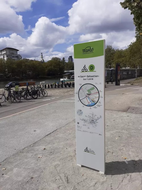 Totem de signalisation biocompostable SYMBIOSE