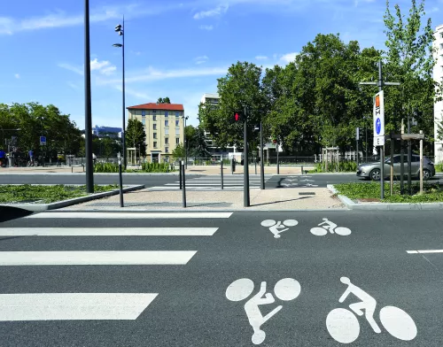 Urban markings for pedestrian and cyclist crossings