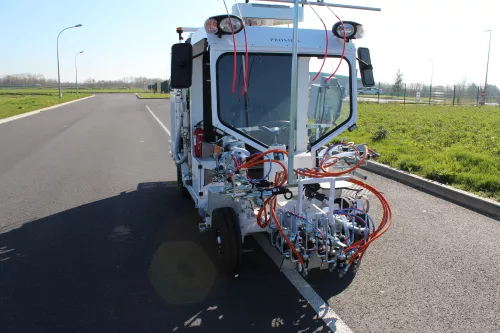 self-propelled equipment for road painting
