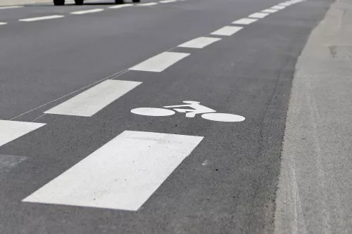 application sur une route d'un enduit à chaud extrudé